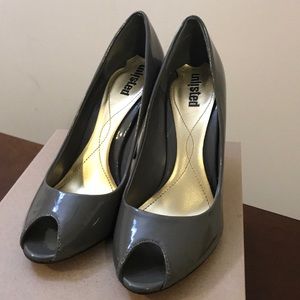 Gray Unlisted Patent Leather Pumps (7.5)